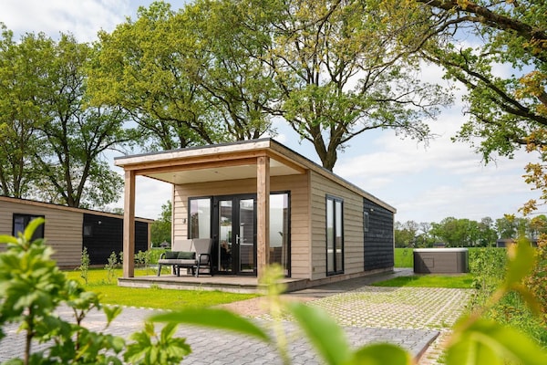 Luxe landhuis in Rijssen met buitenjacuzzi en sauna - thumbnail 1