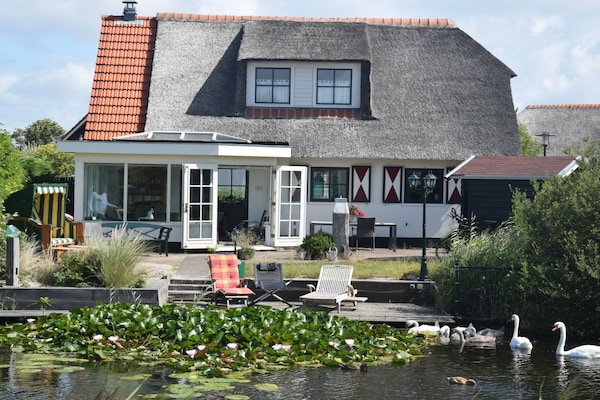 Rietgedekt vakantiehuis met uitzicht op meer in Callantsoog - thumbnail 1