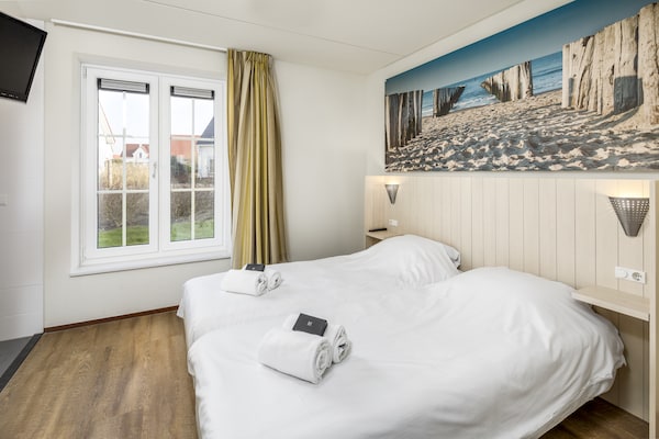 Luxe watervilla met aanlegsteiger op 400m van Noordzee-strand - thumbnail 4