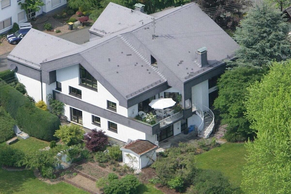 Op 800m van centrum Gebhardshain: Vakantiehuis met privézwembad - thumbnail 1