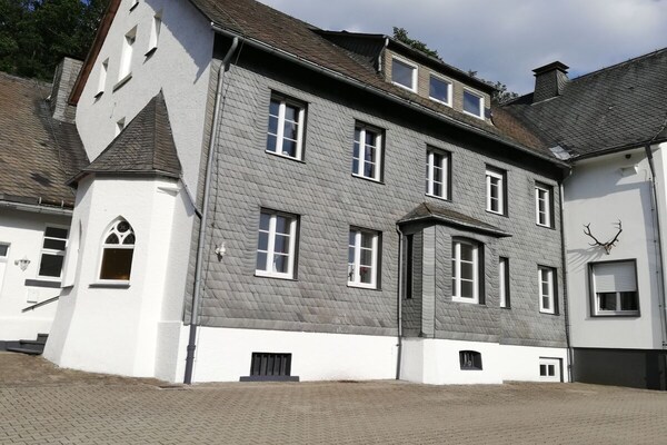 Sfeervol appartement in jachtslot Siedlinghausen met grote tuin en uitzicht - thumbnail 2