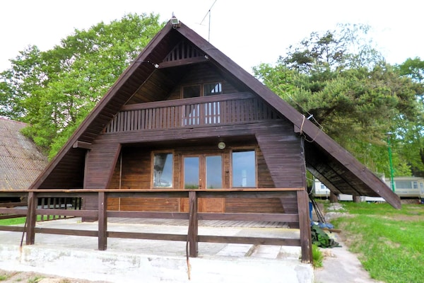 Houten vakantiehuis met panoramisch uitzicht op Jamnomeer in Łazy - thumbnail 1