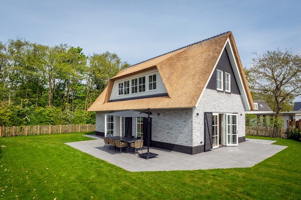 Luxe rietgedekte wellnessvilla voor 8 personen in De Koog, Texel - thumbnail 3