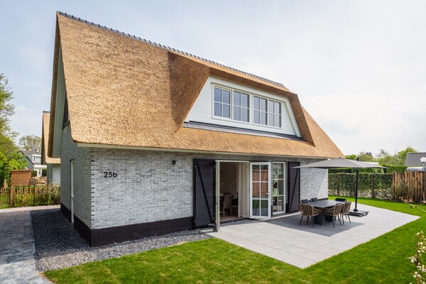 Luxe vrijstaande wellnessvilla met rieten dak nabij strand van Texel - thumbnail 1