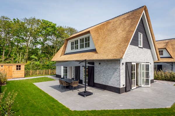 Luxe vrijstaande wellnessvilla met rieten dak nabij strand van Texel - thumbnail 6