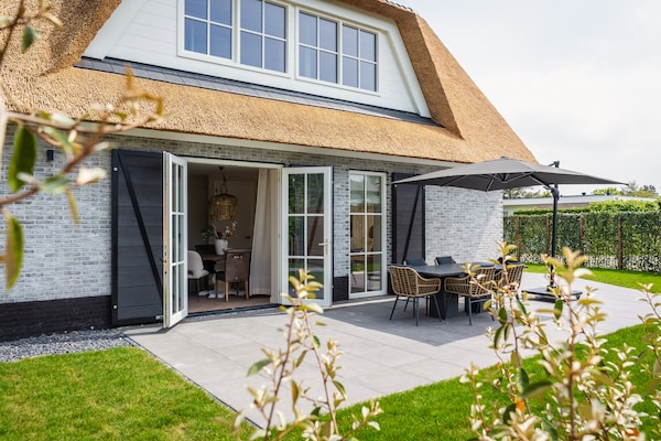 Luxe vrijstaande wellnessvilla met rieten dak nabij strand van Texel - thumbnail 5