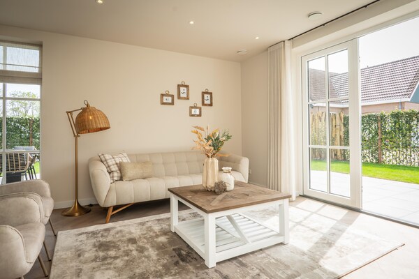 Luxe vrijstaande wellnessvilla met rieten dak nabij strand van Texel - thumbnail 2