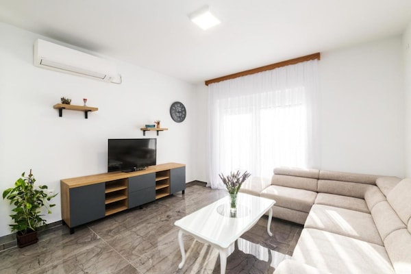 Mihael Holiday House - Three Bedroom Holiday Home With Jacuzzi - Zadar