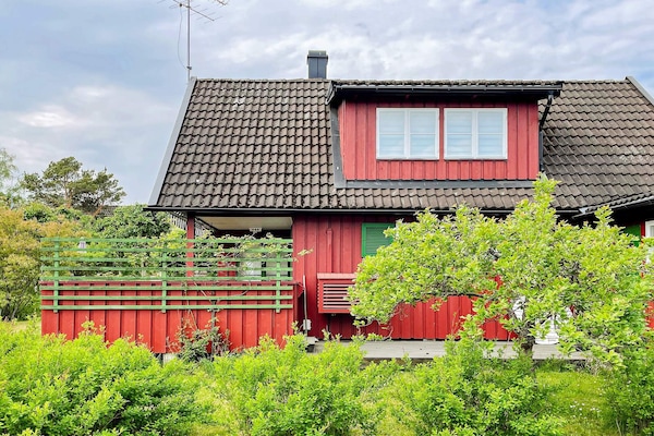 Zweelaagse villa aan de golfbaan, 180 meter van zee in Grisslehamn - thumbnail 1