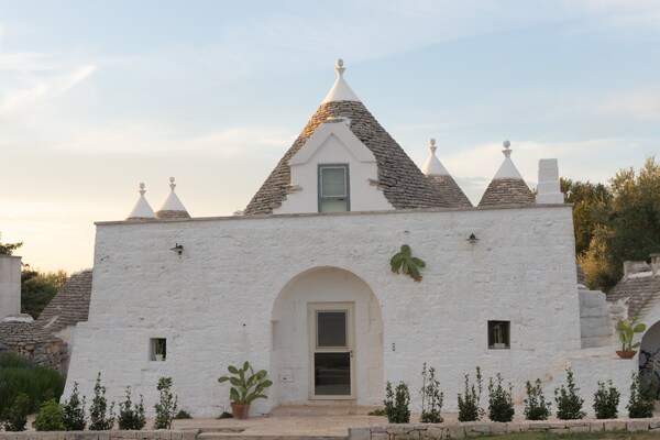 Trulli Fantese 4 Ostuni: Authentieke trullivilla met zwembad in Valle d'Itria - thumbnail 4