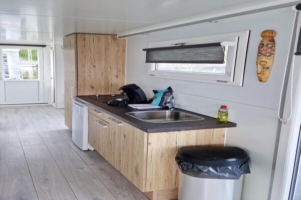 Havenlodges Naarden 1: Charmant verblijf op het water in schilderachtige jachthaven - thumbnail 3