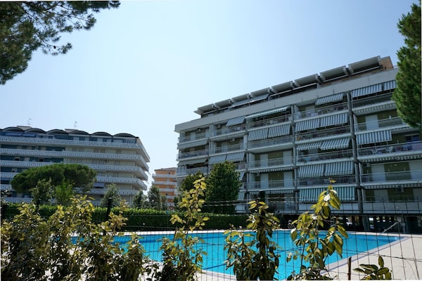 Zonnig appartement op 250m van strand met zwembad en terras in Porto Santa Margherita - thumbnail 1
