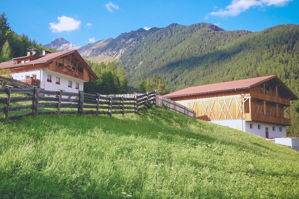 Kindervriendelijk vakantiehuis met speeltuin en uitzicht in Ahrntal - thumbnail 1