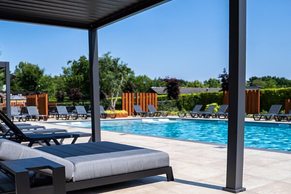 Modern chalet aan parkvijver in Veldhoven, 4 pers., 2 slaapkamers - thumbnail 1
