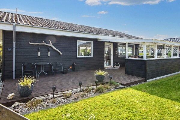 Modern vakantiehuis bij Pøt Strandby, golfbaan & zee op 300m - thumbnail 1