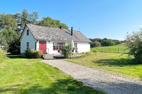 Rustiek vakantiehuis op Zweeds platteland nabij Österlen - thumbnail 1
