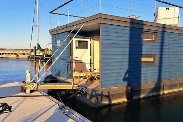 Woonboot Harmonie in Stralsund: Scandinavisch design op het water - thumbnail 3