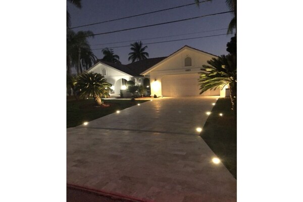 Villa Eindeloze Liefde: Zonovergoten thuis in Cape Coral - thumbnail 1