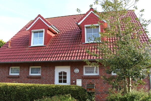 Knus vakantiehuis in Wittmund, 300m van centrum, met tuin en strandstoel - thumbnail 1