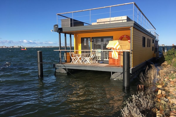 Verwarmde woonboot aan het Oostzeestrand in Heiligenhafen voor 5 personen - thumbnail 1
