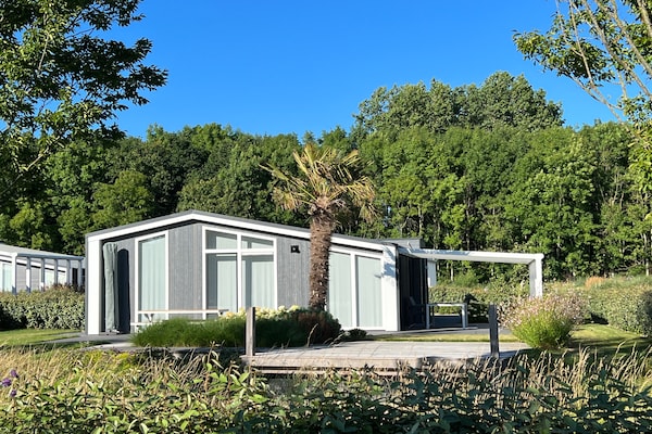 Stijlvol vakantiehuis aan beekje bij Oosterschelde in Wemeldinge - thumbnail 1