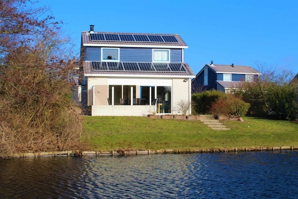 Luxe vakantiehuis aan het water in De Koog met sauna en whirlpool - thumbnail 1