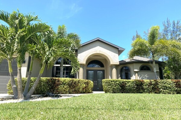 Zonovergoten villa aan zoutwaterkanaal in Cape Coral voor 8 personen - thumbnail 1