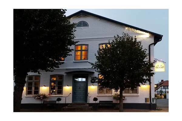 Romantisch appartement in monumentaal herenhuis, 100m van de Schlei in Arnis - thumbnail 1