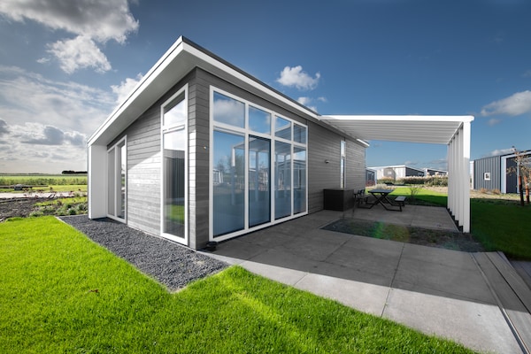 Modern vakantiehuis met overdekt terras aan de Oosterschelde in Wemeldinge - thumbnail 1