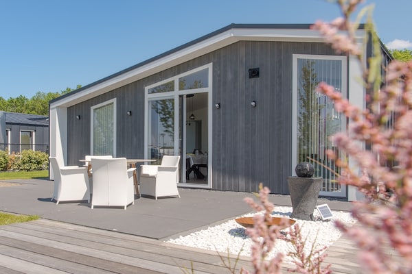 Charmant vakantiehuis aan het water in Wemeldinge met mediterrane tuin - thumbnail 1
