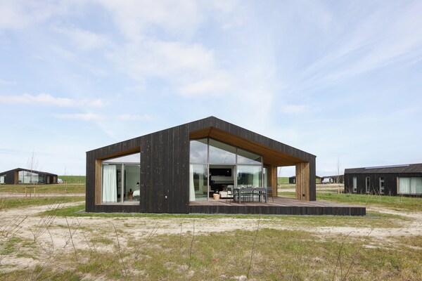 Vrijstaand vakantiehuis op rustig park met panoramisch uitzicht over natuurgebied - thumbnail 1