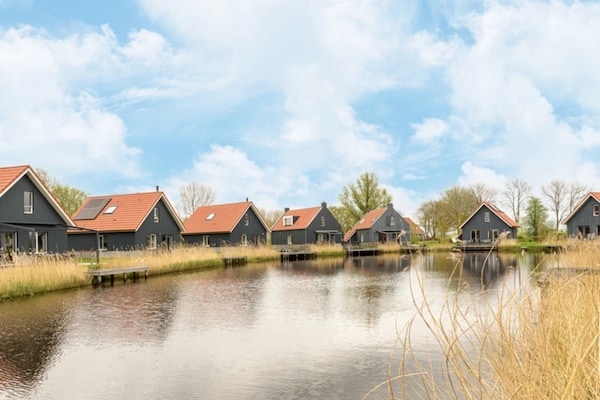 Modern vakantiehuis aan rustig recreatiemeer in Langelille - thumbnail 1