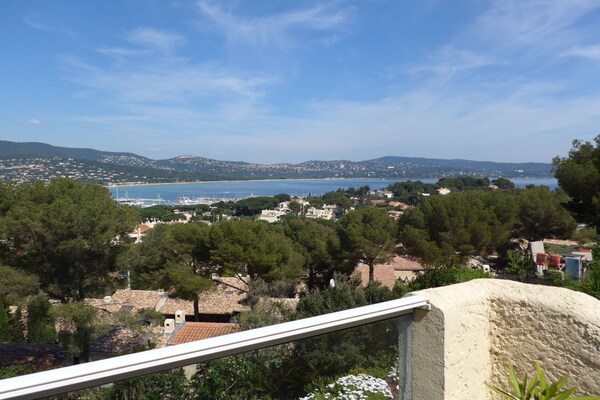 Zonovergoten appartement met dakterras en panoramisch uitzicht over de baai van Cavalaire - thumbnail 3