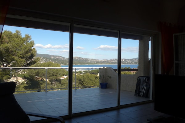 Zonovergoten appartement met dakterras en panoramisch uitzicht over de baai van Cavalaire - thumbnail 4