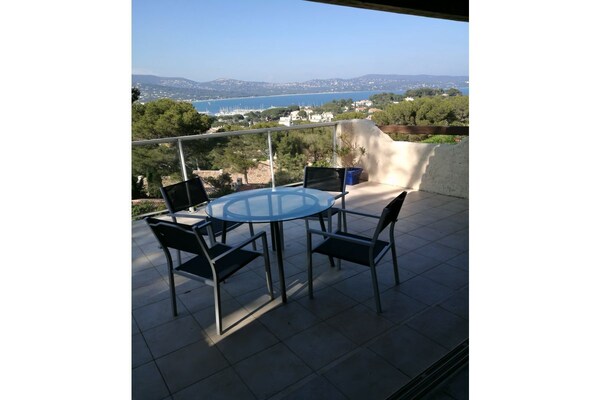 Zonovergoten appartement met dakterras en panoramisch uitzicht over de baai van Cavalaire - thumbnail 5