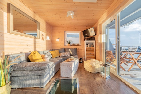 Unieke woonboot in haven Burgstaaken – 5 pers., terras & hangmat - thumbnail 1