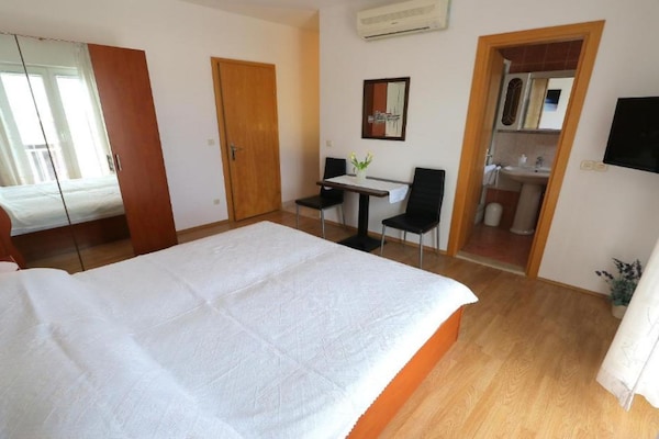 Op 500m van het strand: Sfeervol appartement voor 2 personen in Hvar - thumbnail 2