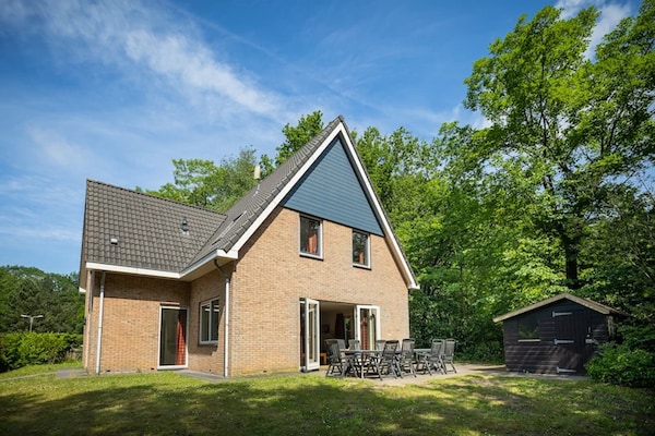 Ruime 10-persoons bungalow met sauna aan de rand van de Veluwse bossen - thumbnail 1