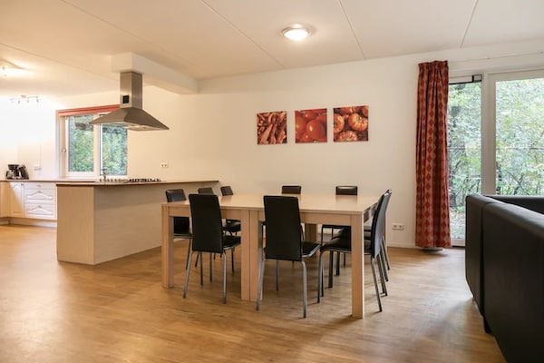 Ruime 10-persoons bungalow met sauna aan de rand van de Veluwse bossen - thumbnail 3