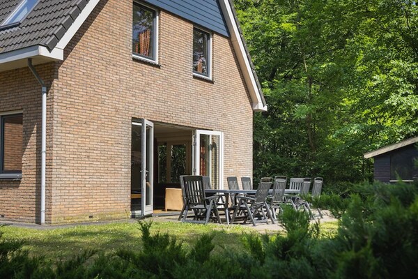 Ruime 10-persoons bungalow met sauna aan de rand van de Veluwse bossen - thumbnail 6