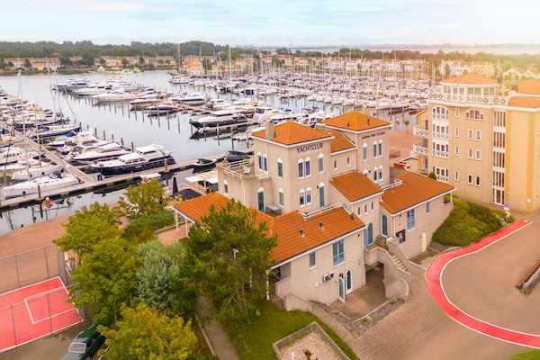 Stijlvol appartement met havenzicht in Ouddorp – 4 pers. - thumbnail 1