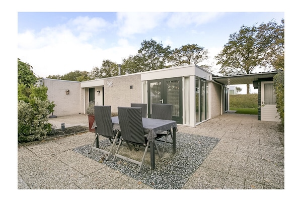 Comfortabele bungalow bij de duinen van Ouddorp voor 4 personen - thumbnail 1