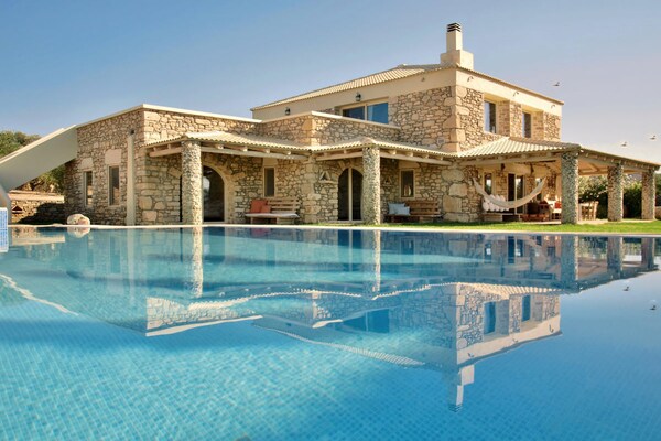 Luxe villa op Kreta met verwarmd zwembad, 3 slaapkamers en grote tuin - thumbnail 1