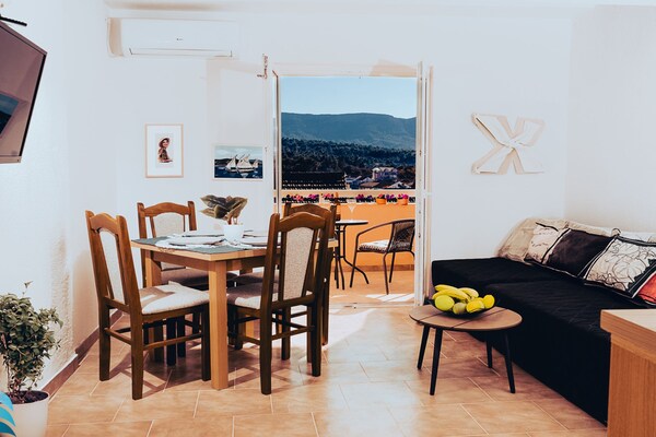 Appartement met zeezicht en terras in Vrboska, op 200 meter van het strand - thumbnail 1