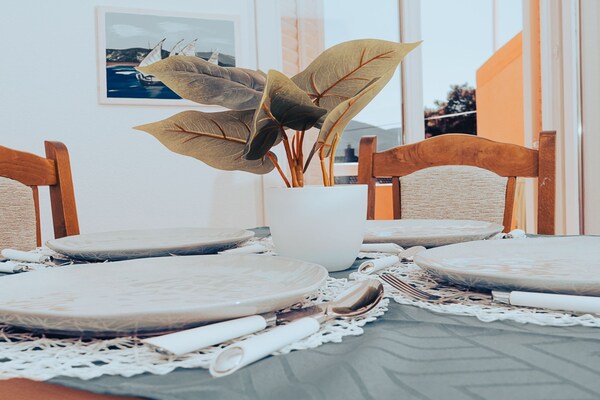 Appartement met zeezicht en terras in Vrboska, op 200 meter van het strand - thumbnail 2