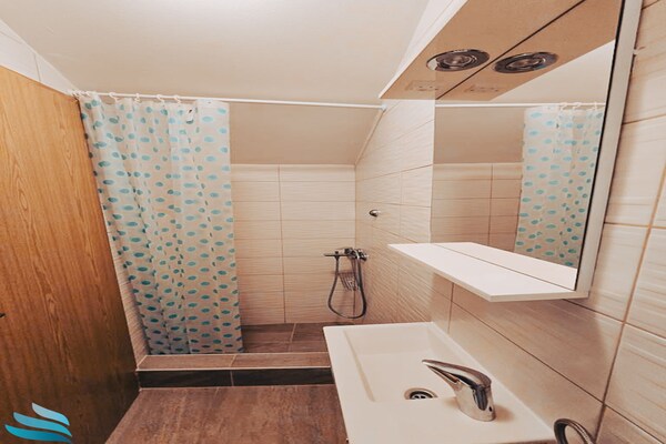 Appartement met balkon en zeezicht in Vrboska, vlak bij het strand - thumbnail 4