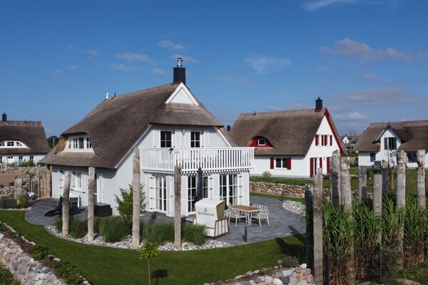 Exclusief rietgedekt vakantiehuis met sauna, open haard en zeezicht in Parow - thumbnail 1
