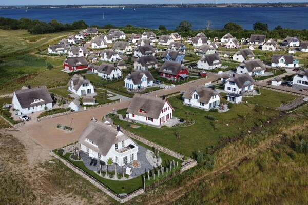Exclusief rietgedekt vakantiehuis met sauna, open haard en zeezicht in Parow - thumbnail 3