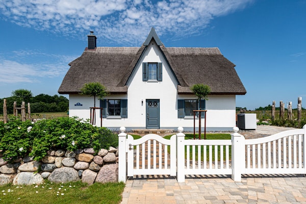 Exclusief rietgedekt vakantiehuis met sauna en zeezicht in Kramerhof - thumbnail 1