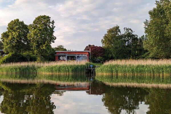 Vakantiehuis aan het water in Brodersby met eigen steiger en weids uitzicht - thumbnail 1
